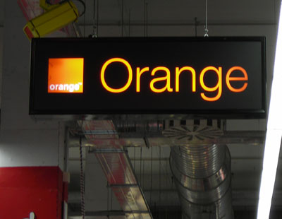 Instalación de rótulos luminosos para Orange en tiendas Eroski